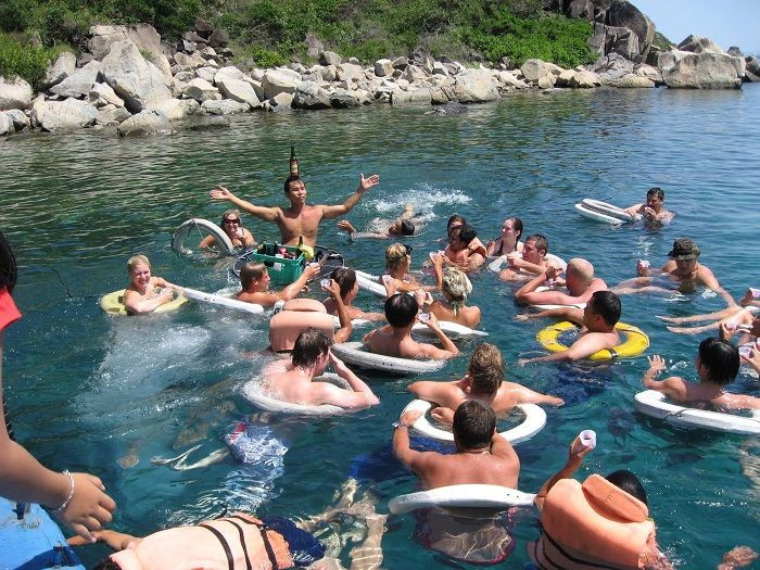 tắm biển nha trang